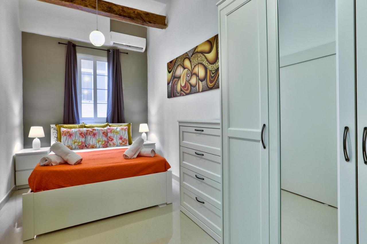 Charming Valletta 1 Bedroom Apartment Off Republic Street Sleeps 4 ภายนอก รูปภาพ